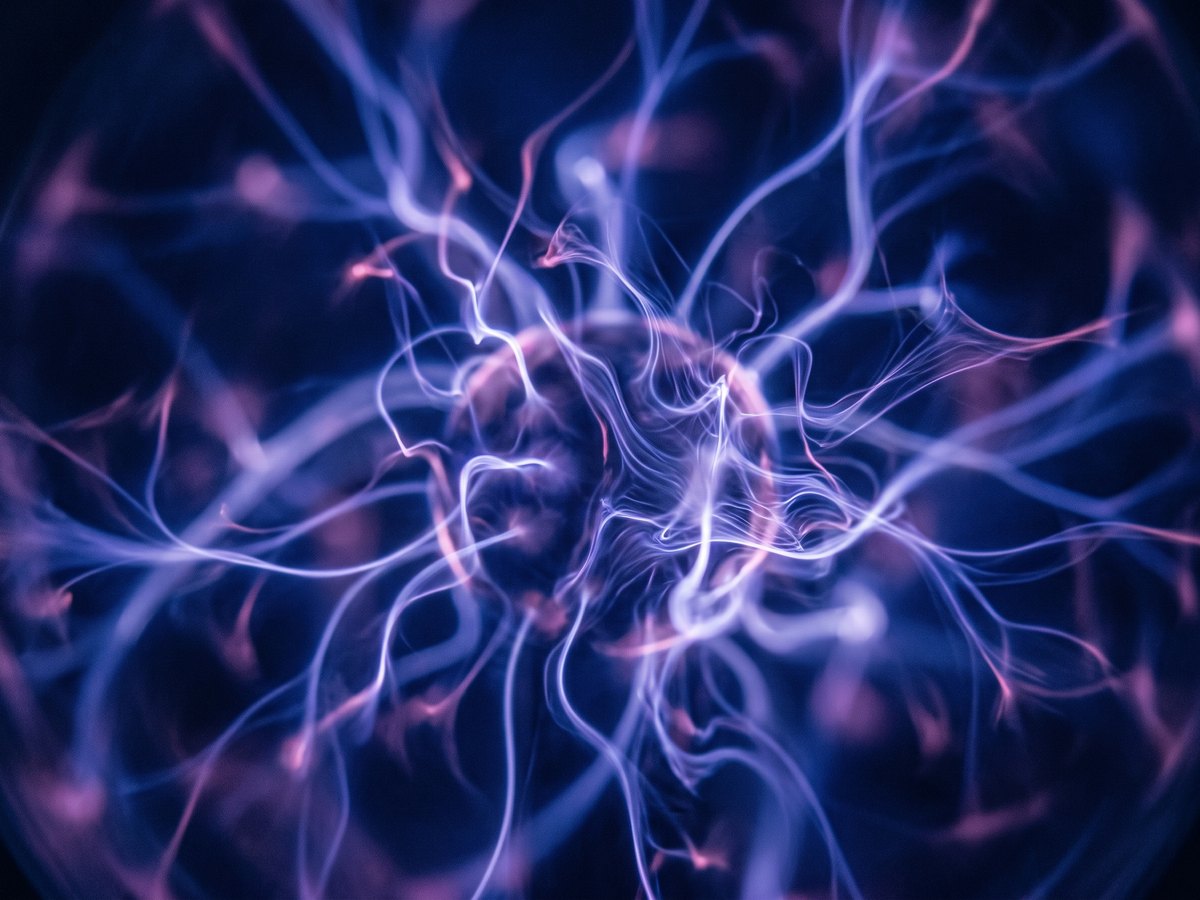 Blau-violettes Leuchten — abstrakte Darstellung von Plasma