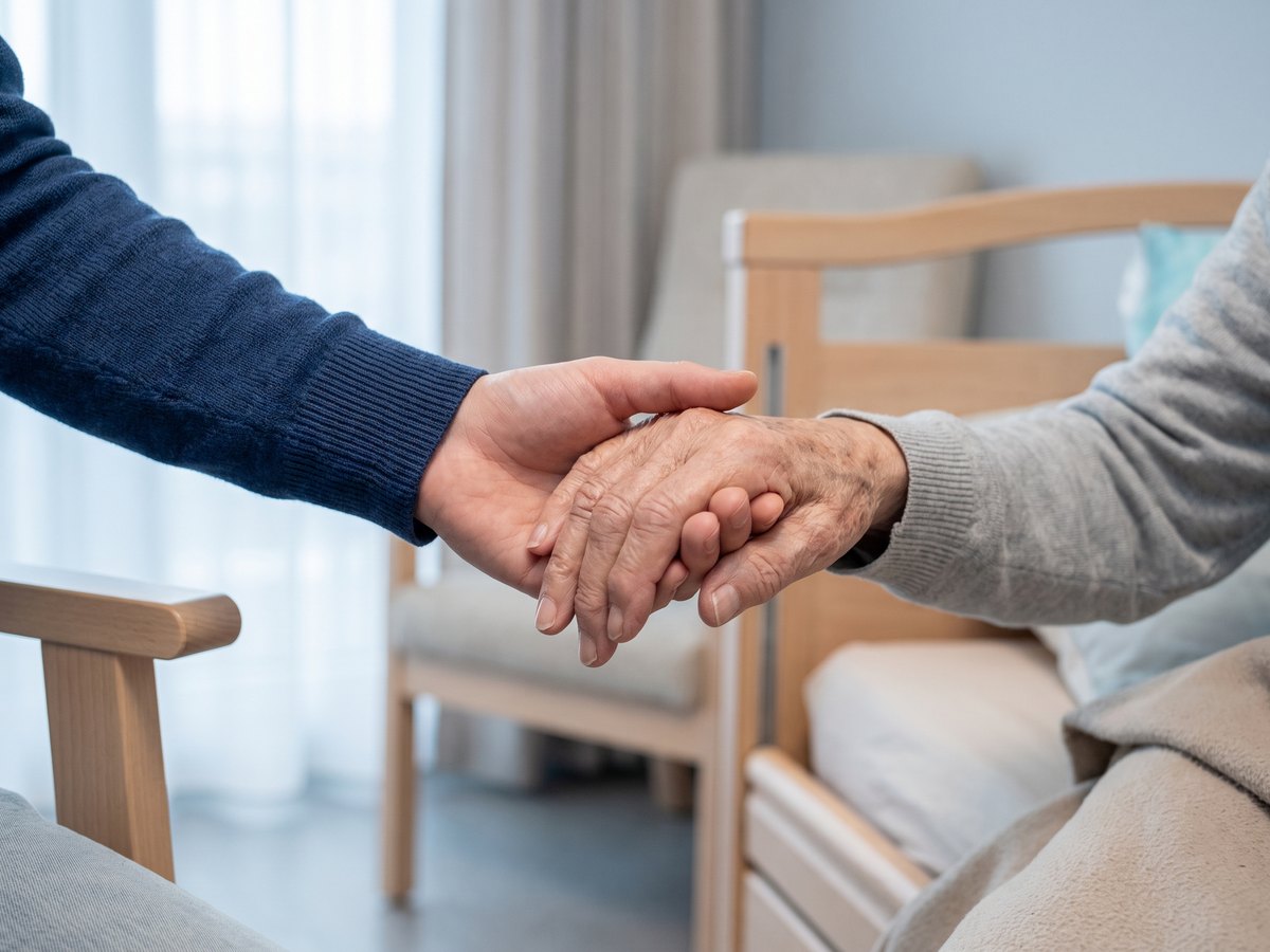Eine junge Hand hält eine alte Hand