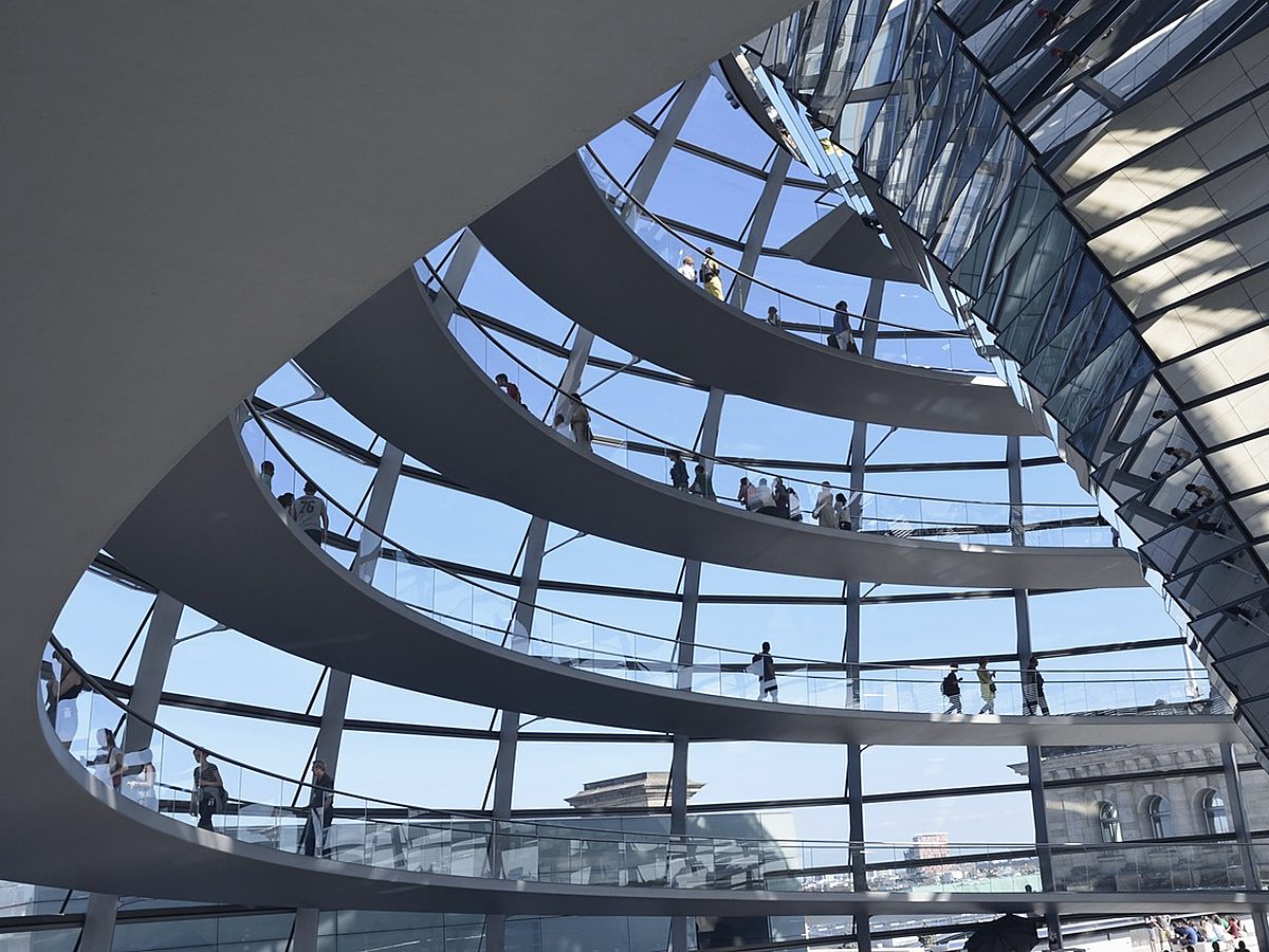 Symbolbild zur Folge: Hilfsmittel wieder per Ausschreibung? Worüber der Bundestag gerade entscheidet